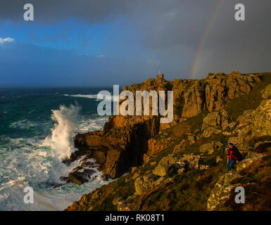 Land's End, Cornwall, Regno Unito. 8 febbraio 2019. Tempesta Erik tuoni nel 200ft Cornish scogliere a Land's End, Cornwall.Credit: Mike Newman/Alamy Live News. Foto Stock