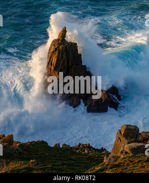 Land's End, Cornwall, Regno Unito. 8 febbraio 2019. Tempesta Erik tuona nell'affioramento di granito denominata Irish Lady al Land's End, Cornwall.Credit: Mike Newman/Alamy Live News. Foto Stock