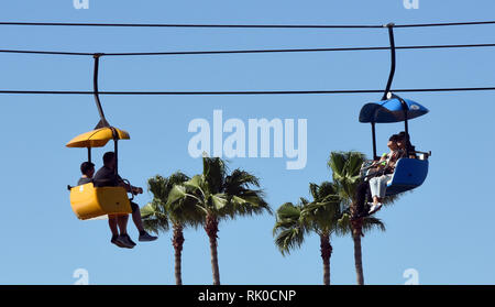 Baia di Tampa, Florida, Stati Uniti d'America. 7 febbraio 2019. La gente ride il cielo ride attrazione oltre metà sul giorno di apertura della Florida State Fair il 7 febbraio 2019 a Tampa, in Florida. (Paul Hennessy/Alamy) Credito: Paul Hennessy/Alamy Live News Foto Stock