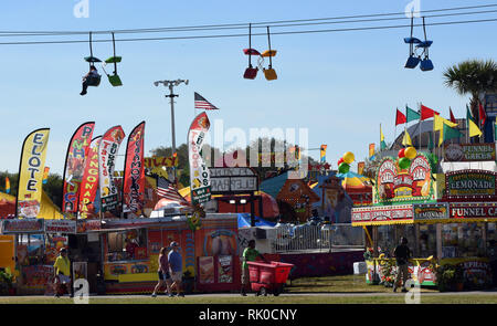 Baia di Tampa, Florida, Stati Uniti d'America. 7 febbraio 2019. La gente ride il cielo ride attrazione oltre metà sul giorno di apertura della Florida State Fair il 7 febbraio 2019 a Tampa, in Florida. (Paul Hennessy/Alamy) Credito: Paul Hennessy/Alamy Live News Foto Stock