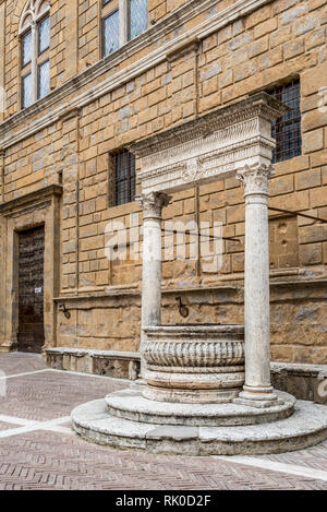 Il Rossellino fontana nel centro storico di Pienza Foto Stock