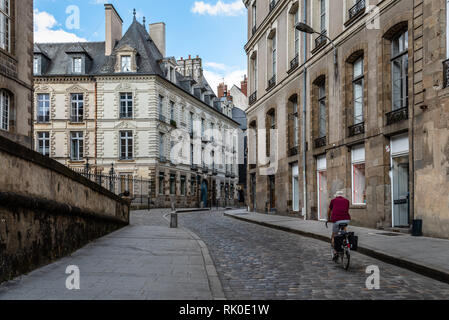 Rennes, Francia - 23 Luglio 2018: il vecchio uomo in sella ad una bicicletta in Old Street di Rennes, la capitale della Bretagna Foto Stock