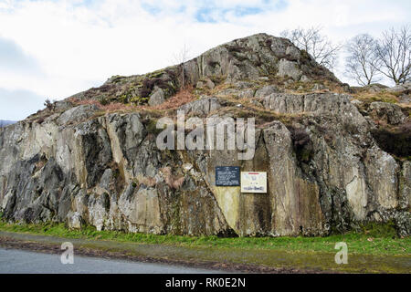 Unione di roccia o di Craig yr Undeb con informazioni e la lapide che ricorda il centenario del Galles del Nord Quarrymens unione nel 1974 Llanberis Gwynedd Wales UK Foto Stock