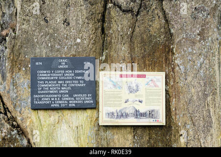 Scheda Informazioni & lapide commemorativa centenario del Galles del Nord Quarrymens unione nel 1974 sull'Unione di roccia o di Craig yr Undeb. Llanberis Gwynedd Wales UK Foto Stock