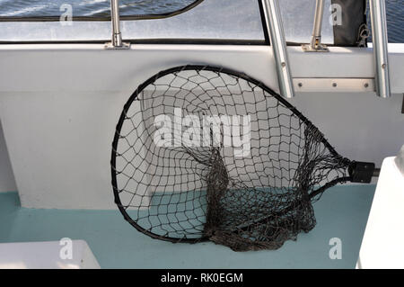 Una rete da pesca in una barca Foto Stock