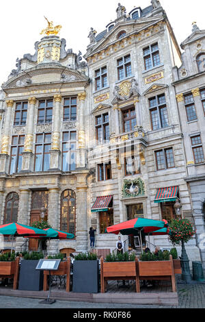 Guildhouses sul lato sud-ovest della Grand Place di Bruxelles con il ristorante La Maison du Cygne, uno dei migliori ristoranti della città, Brü Foto Stock