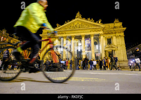 Bruxelles, Belgio - il vecchio Boerse sulla Place de la Bourse è il principale luogo di incontro per la Bruesseler nel centro della città, Bruessel, Belgien - die Foto Stock