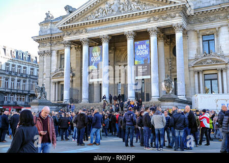 Bruessel, Belgien - Versammlung vor der alten Boerse an der Place de la Bourse, dem wichtigsten Treffpunkt für die Bruesseler im Zentrum der Stadt, Br Foto Stock