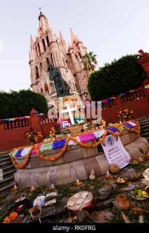 Statua di Fray San Miguel e la Chiesa. Foto Stock