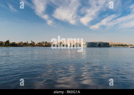 Gran lusso tradizionale egiziana ed una crociera sul fiume in barca a vela sul Nilo con vista del paesaggio di Luxor west bank Foto Stock