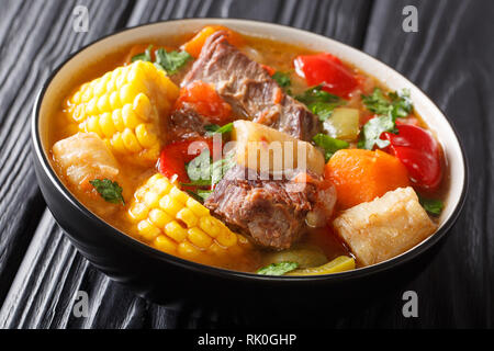 Deliziosi spessa Sancocho zuppa di carne con verdure close-up in una ciotola sul tavolo orizzontale. Foto Stock