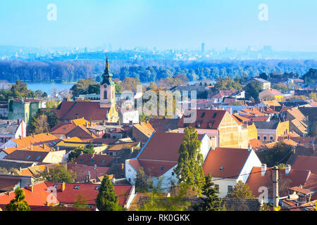 Vista panoramica di Zemun, con il campanile della chiesa di Belgrado, Repubblica di Serbia Foto Stock