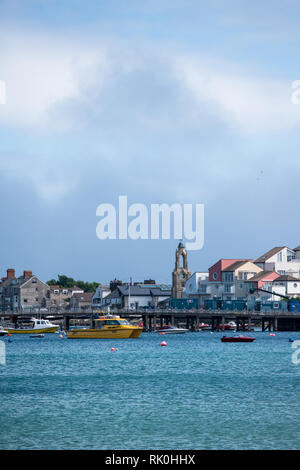 Guardando fuori sul mare in estate in barche ormeggiate in acqua a Swanage Dorset, Regno Unito Inghilterra Foto Stock