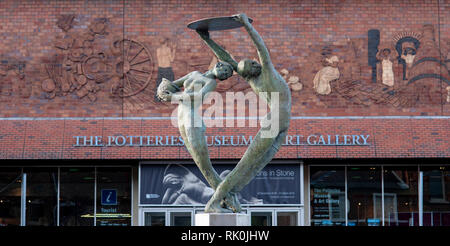 La luce della città scultura di David Annand davanti a Potteries Museum, Hanley Foto Stock