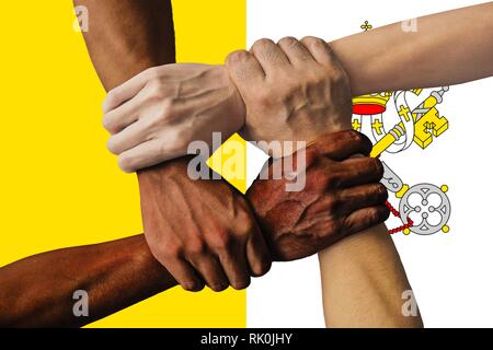 Città del Vaticano bandiera, intergration di un gruppo multiculturale dei giovani Foto Stock