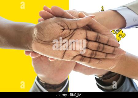 Città del Vaticano bandiera, intergration di un gruppo multiculturale dei giovani Foto Stock