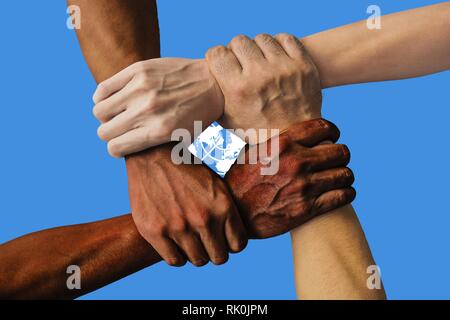 Bandiera delle nazioni unite, intergration di un gruppo multiculturale dei giovani Foto Stock