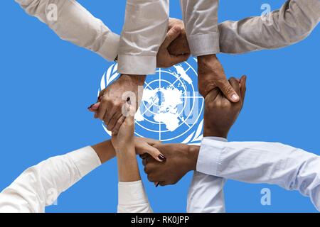 Bandiera delle nazioni unite, intergration di un gruppo multiculturale dei giovani Foto Stock