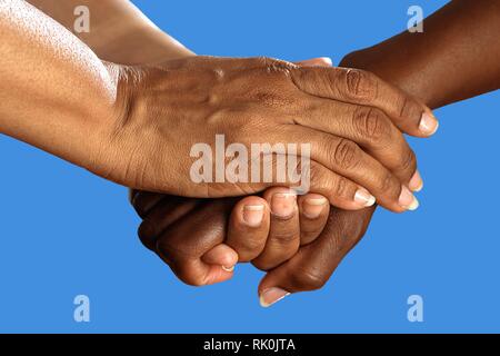 Bandiera delle nazioni unite, intergration di un gruppo multiculturale dei giovani Foto Stock