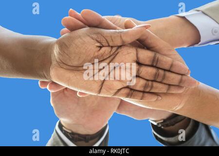 Bandiera delle nazioni unite, intergration di un gruppo multiculturale dei giovani Foto Stock