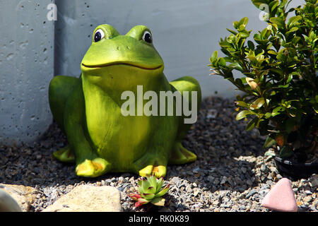 Decorazioni per il Giardino / rana decorativa in giardino Foto Stock