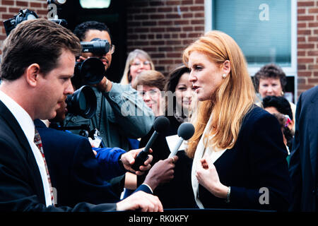 Sarah Ferguson, la duchessa di York, parla ai media a seguito di una visita a Weyanoke scuola elementare Ottobre 20, 1995 in Alexandria, Virginia. La duchessa guardato agli studenti di prendere un esame oculistico e verrà in seguito frequentare l'occhio internazionale fondazioni Eye ball per raccogliere fondi per migliorare le cure oculistiche per bambini. Foto Stock