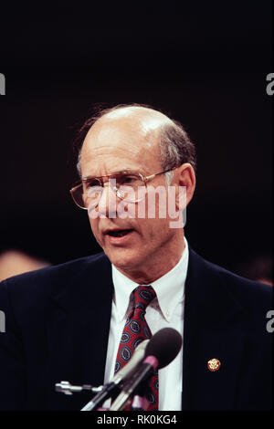 Il senatore Pat Roberts parla a nome dei membri del Congresso degli Stati Uniti Dan Glickman durante l'audizione di conferma per la sua nomina a Segretario di Agricoltura Marzo 23, 1995 a Washington, DC. Foto Stock