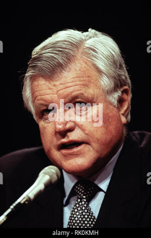 Il senatore Ted Kennedy parla a nome del Segretario della Difesa John Deutch durante l'audizione di conferma per la sua nomina come direttore della CIA Aprile 26, 1995 a Washington, DC. Foto Stock