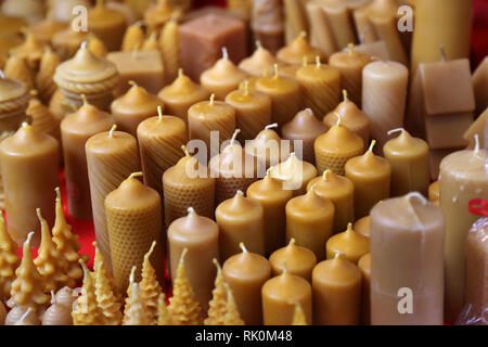 Candele di cera nella vetrina del negozio Foto Stock