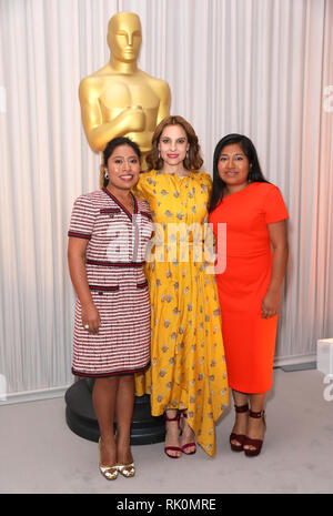 Yalitza Aparicio (sinistra), Marina de Tavira e Nancy Garcia Garcia (destra) frequentando l'Oscar Nominee Champagne Reception tè presso la struttura Claridge's Ballroom di Londra, Regno Unito. Foto Stock
