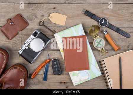 Adventure Concept - fotocamera, passaporto, mappa, notepad, bussola e altre cose per il viaggio Foto Stock