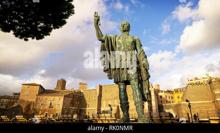 Statua di Giulio Cesare al Foro Romano a Roma, Italia Foto Stock