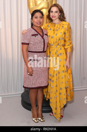 Yalitza Aparicio (sinistra) e Marina de Tavira frequentando l'Oscar Nominee Champagne Reception tè presso la struttura Claridge's Ballroom di Londra, Regno Unito. Foto Stock
