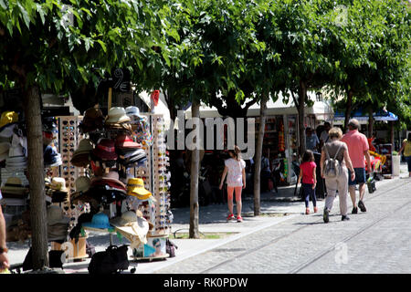 Atene Grecia turisti camminando sulla strada Makrigianni bancarelle di souvenir Foto Stock