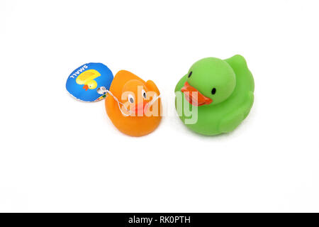Due piccole papere di gomma giocattoli da bagno Foto Stock