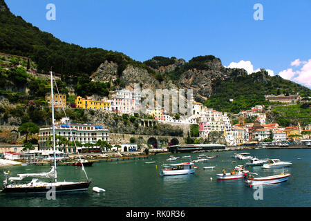 Super colorato Costiera Amalfitana seascape - Hi quality image - Harbour, barche a vela,piccole imbarcazioni, montagne. Foto Stock