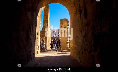 Vista attraverso il Colosseo romano in tunnel di Roma, Italia Foto Stock