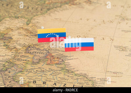 Bandiere di Russia e Venezuela sulla mappa del mondo. Foto concettuale, politica e ordine mondiale Foto Stock