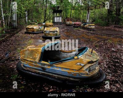 Pripjat città di ghost e parco giochi abadoned vetture. famoso parco giochi Foto Stock