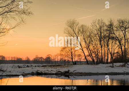 Tramonto in inverno sul fiume Widawka in Polonia centrale Foto Stock