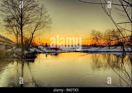 Tramonto in inverno sul fiume Widawka in Polonia centrale Foto Stock