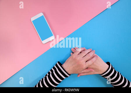 Mani femminili e smartphone moderno mock up schermo vuoto come copia di spazio per telefono cellulare concetto di dipendenza Foto Stock
