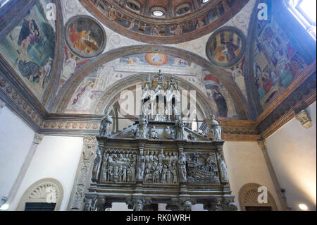 L'Italia. Lombardia, Milano. Nella Basilica di Sant'Eustorgio vi è la Cappella Portinari. Nell'arco si possono trovare i resti di San Pietro Martire. Sub Foto Stock