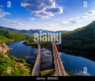 Vista aerea di un ponte che attraversa il lago Tsonevo vicino a Varna, Bulgaria. Meravigliose rocce o Chudnite Skali, vicino villaggio Asparuhovo, Foto Stock