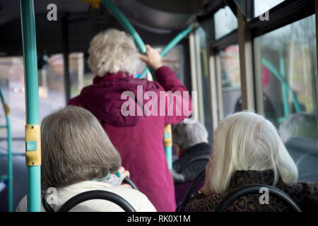 In Inghilterra. Essex. Il bus 351 Shenfield a Chelmsford. I passeggeri anziani, soprattutto dai capelli bianchi delle donne. Foto Stock