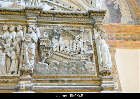 L'Italia. Lombardia, Milano. Nella Basilica di Sant'Eustorgio vi è la Cappella Portinari. Nell'arco si possono trovare i resti di San Pietro Martire. Sub Foto Stock