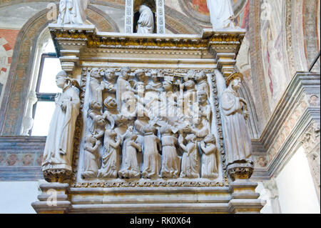 L'Italia. Lombardia, Milano. Nella Basilica di Sant'Eustorgio vi è la Cappella Portinari. Nell'arco si possono trovare i resti di San Pietro Martire. Sub Foto Stock