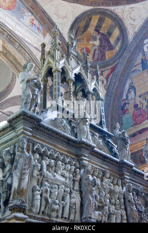 L'Italia. Lombardia, Milano. Nella Basilica di Sant'Eustorgio vi è la Cappella Portinari. Nell'arco si possono trovare i resti di San Pietro Martire. Sub Foto Stock