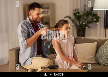 Padre figlia di intrecciatura capelli a casa Foto Stock