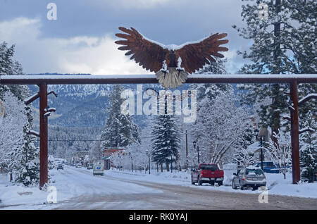 Libby Montana nel tardo inverno dopo una tempesta di neve con una città di aquile scultura creata da Todd Berget. La Contea di Lincoln, nord-ovest Montana. Foto Stock